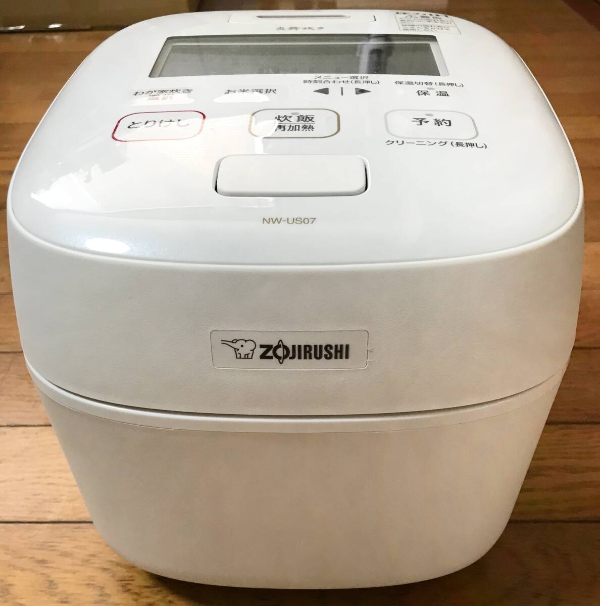  Zojirushi ZOJIRUSHI rice cooker . Mai ..NW-US07-WZ as good as new inside cover new goods 