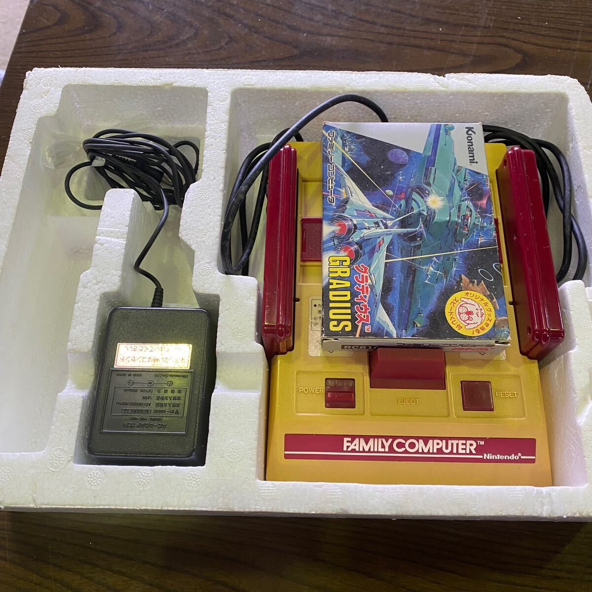 西542 Nintendo 任天堂 家庭用カセット式ビデオゲーム Nintendo FAMILY COMPUTER ジャンク ソフト付 ファミリーコンピュータ ファミコン _画像1