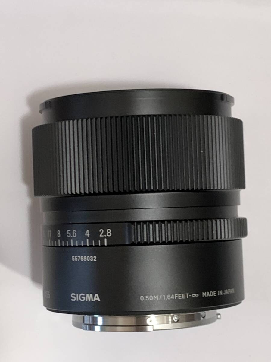 SIGMA 90mm F2.8 DG DN | Contemporary Sony E lens holder attaching 