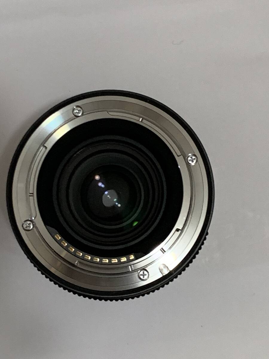 SIGMA 90mm F2.8 DG DN | Contemporary Sony E lens holder attaching 
