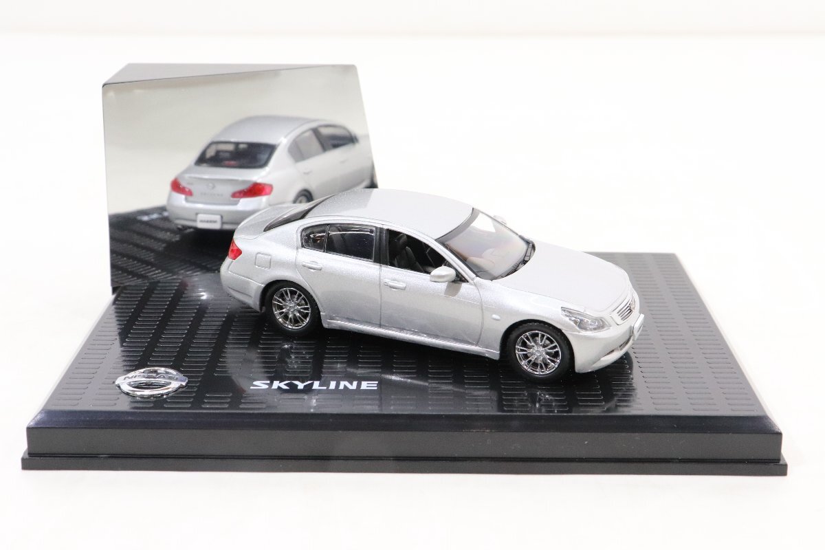 35JD●日産 NISSAN 1/43 SKYLINE SEDAN シルバー KWAMO002029 中古_画像4