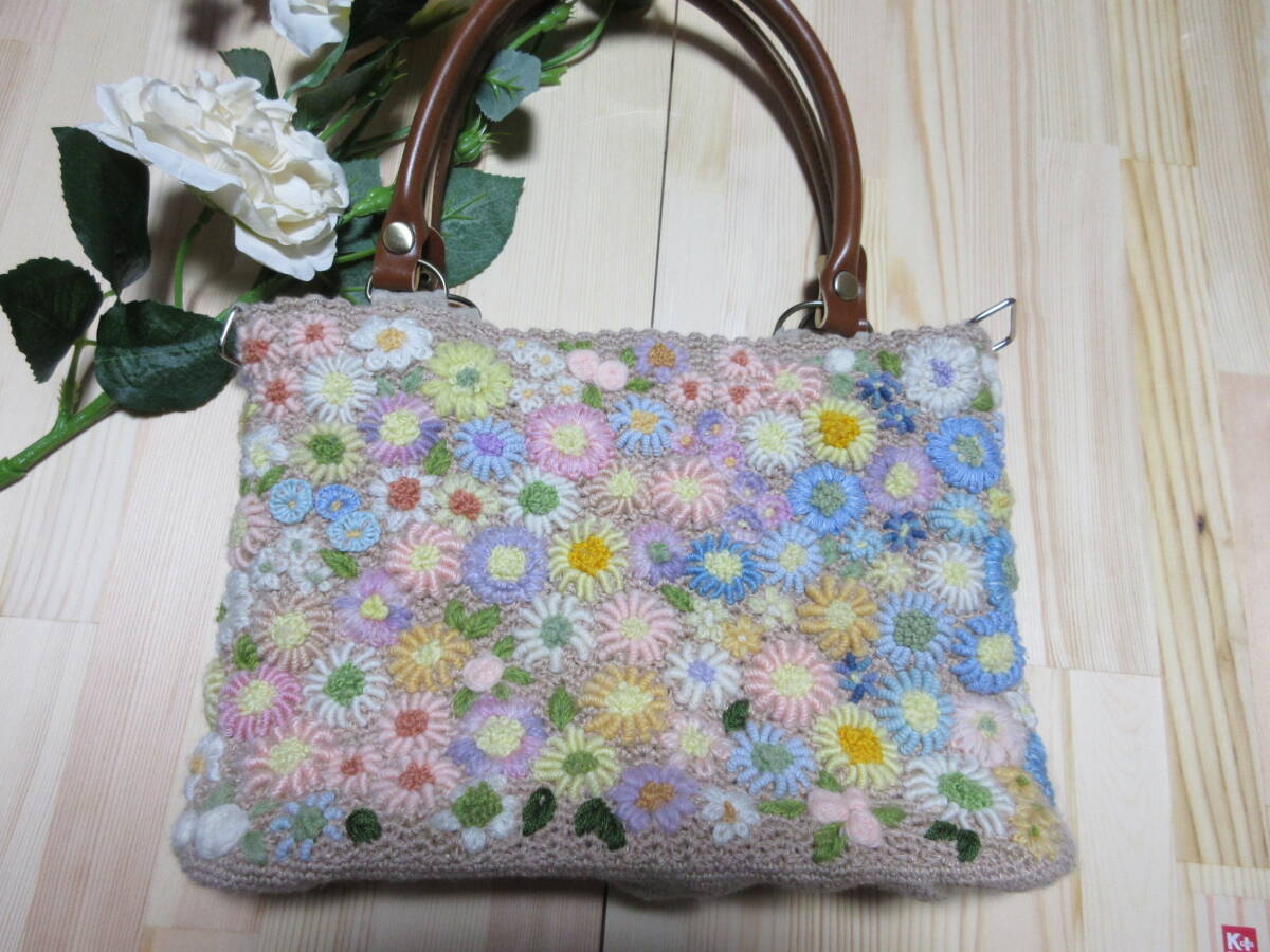 お花の手刺繍 毛糸手刺繍 バッグ ハンドメイド  ハンドバッグ 合皮持ち手の画像1