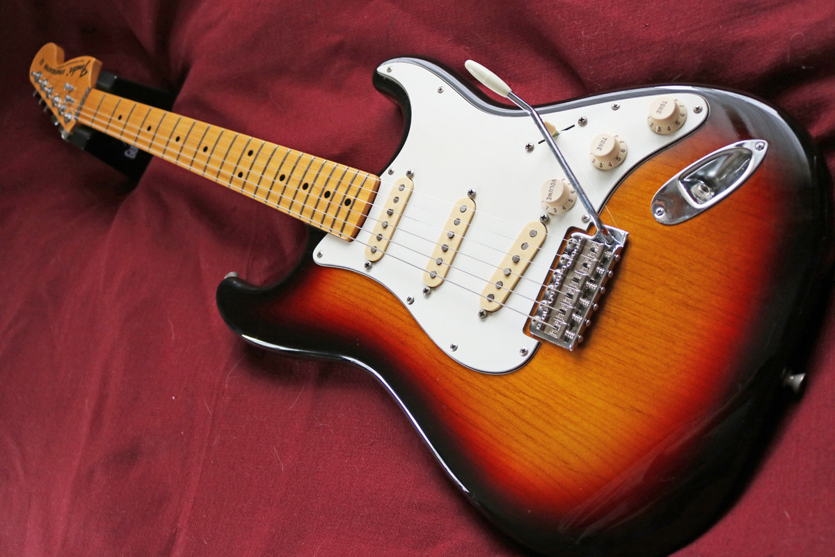 【Fender Japan】ST68-92TX（3TS）'68 Stratocaster mod.（4点留めラージヘッド／Texas Special PU搭載／FENDER LOCKING TUNERS）の画像1