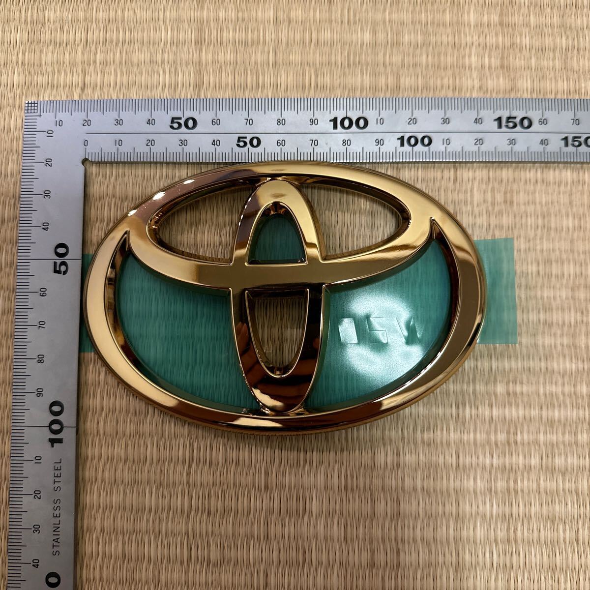 新品未使用 トヨタ純正品用品 ゴールドエンブレム 08278-24090 新品未使用 トヨタ純正品用品 ゴールドエンブレム 08278-24090
