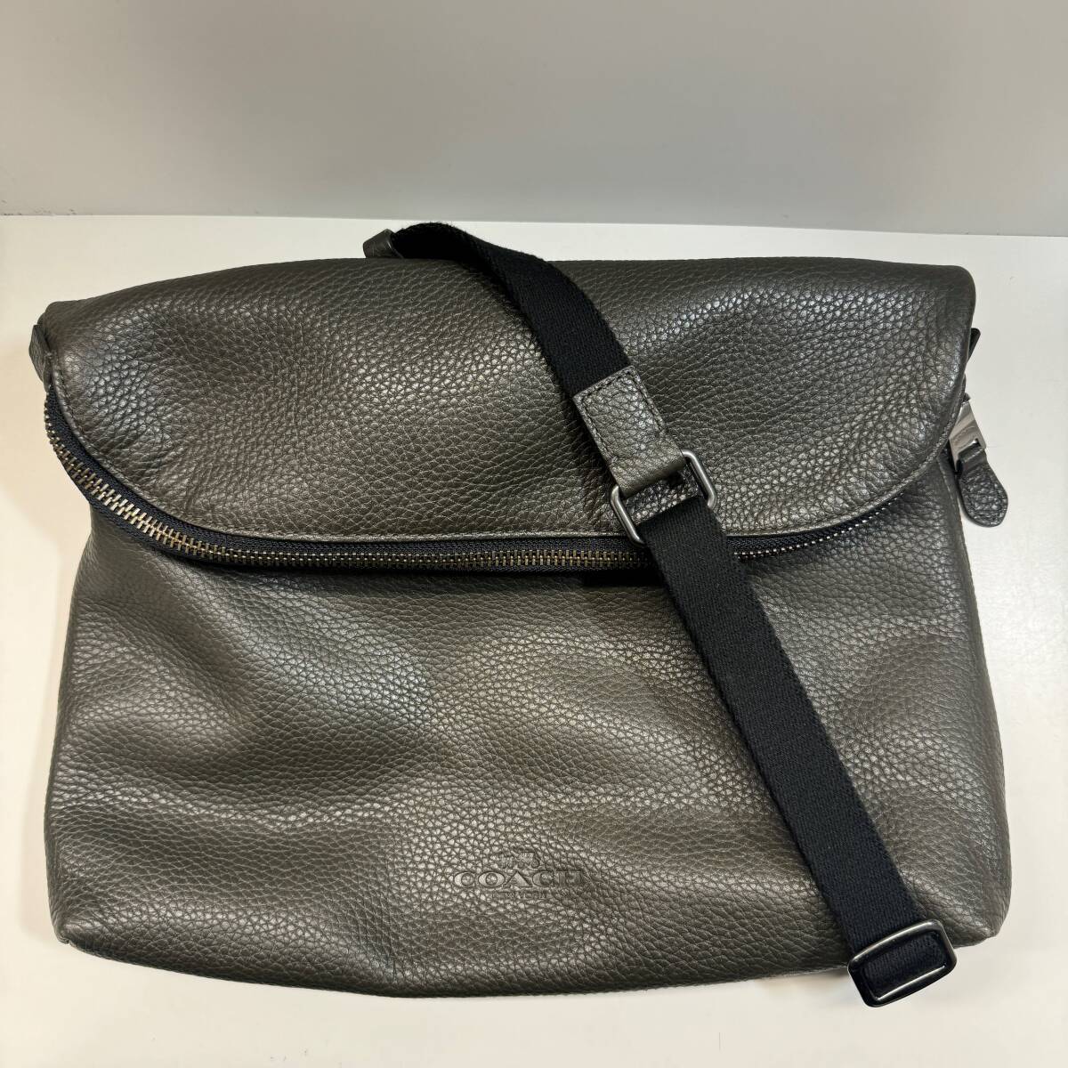 H25168●COACH コーチ 71499 ペブルドレザー ショルダーバッグ メッセンジャー クロスボディ メンズ レディース オリーブ カーキ系 中古品の画像1