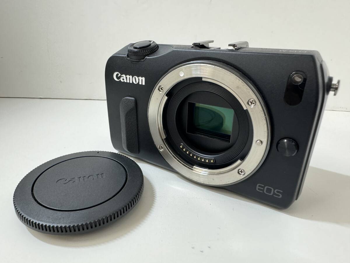 A25637●Canon キヤノン EOS M ミラーレス一眼レフ 本体　EF-M 22㎜ F2　EF-S 18-55㎜ 　EF-EOS M マウントアダプター 通電 現状品_画像2