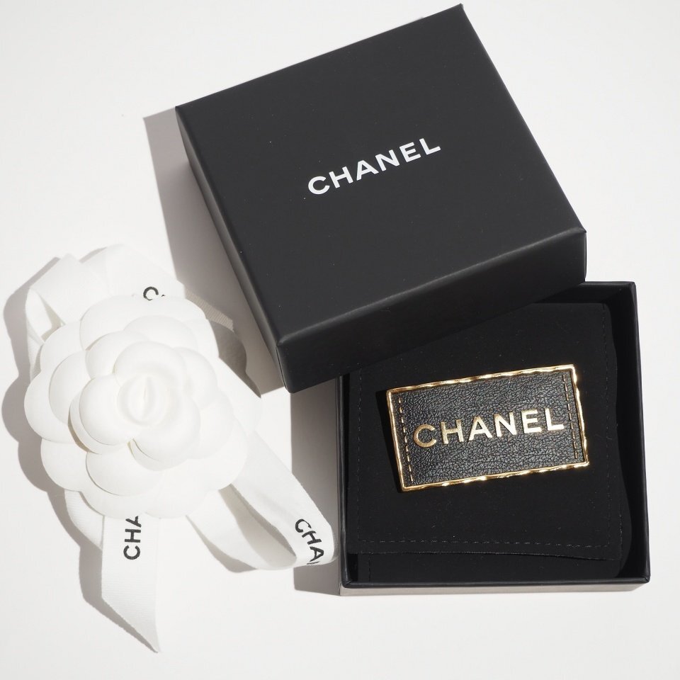 M6647P #CHANEL Chanel # A23S Logo plate брошь Gold черный rb mks