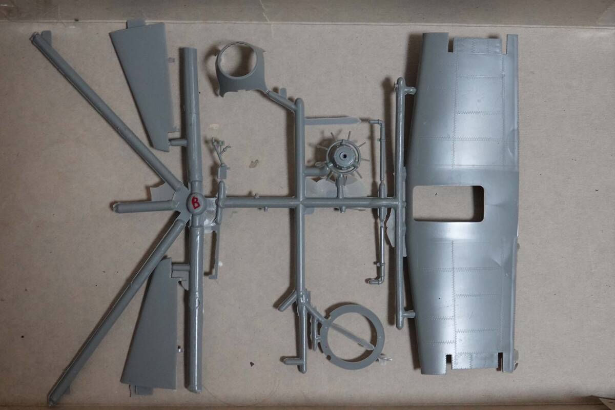 Revell 迷作？名作？ 絶版 1/40 US Navy A-1 Skyraider　スカイレイダー　パーツ欠損無　箱痛み_画像8