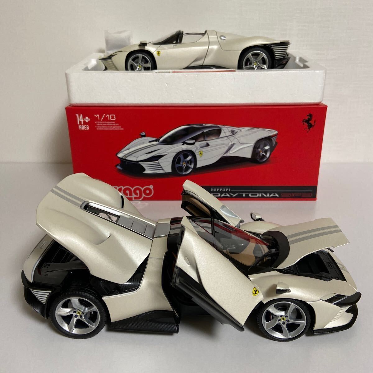 ★ブラーゴ／burago：Signature Series：1/18フェラーリ デイトナ SP3／FERRARI DAYTONA SP3 ★ルーフが着脱可能 (White) ★未展示モデル♪_画像5