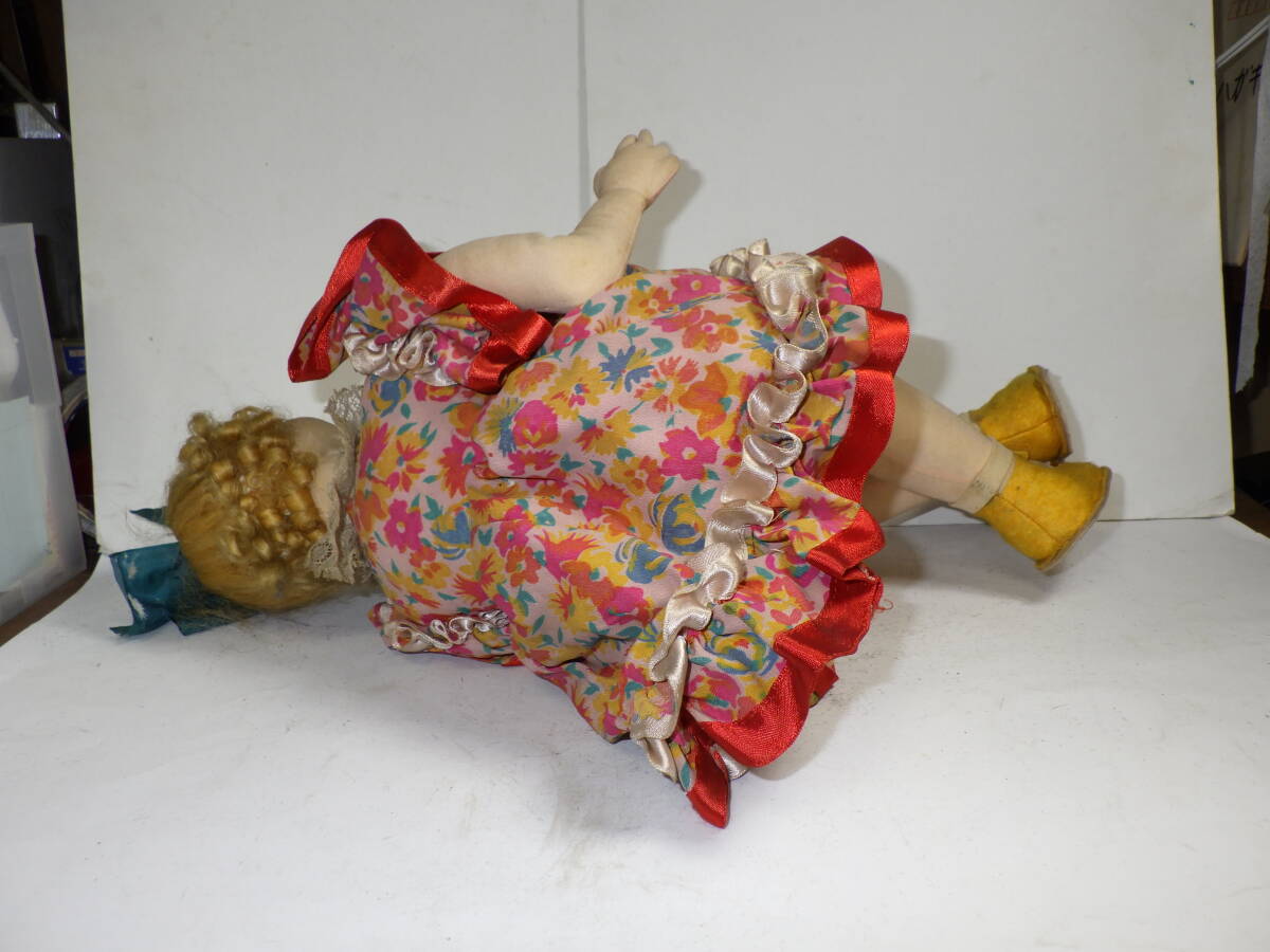 [南十字星]0409A昭和20～30年代 ポーズ人形 椅子に座るクマを抱く女の子の画像10