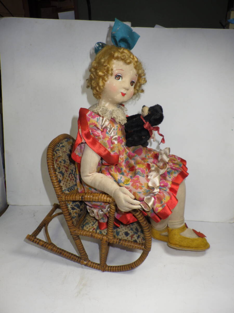 [南十字星]0409A昭和20～30年代 ポーズ人形 椅子に座るクマを抱く女の子の画像2
