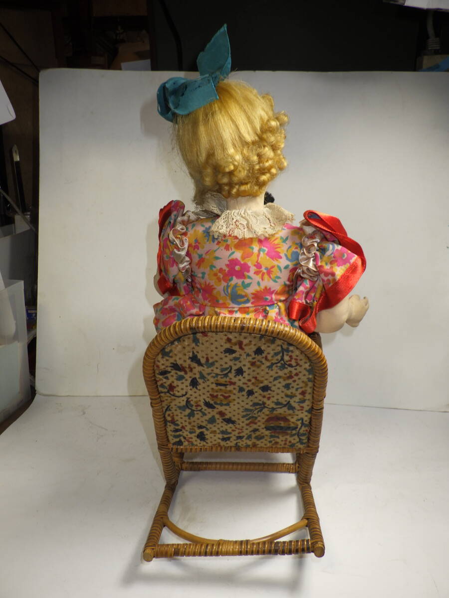 [南十字星]0409A昭和20～30年代 ポーズ人形 椅子に座るクマを抱く女の子の画像5