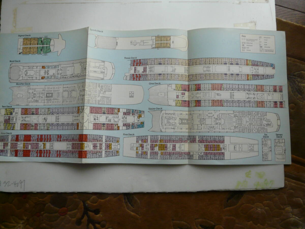 QE2 Cut away View & Deck Planの画像2