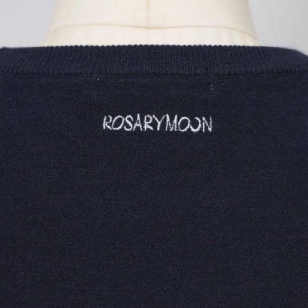 ロザリームーンrosarymoon Back Logo Pullover ネイビー トップス ニットロゴ