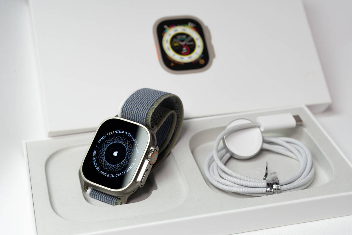 完動品 保護フィルム付 Apple Watch Ultra GPS＋Cellularモデル 49mm チタニウムケース アップルウォッチウルトラ 箱 充電器 新品バンド 2の画像1