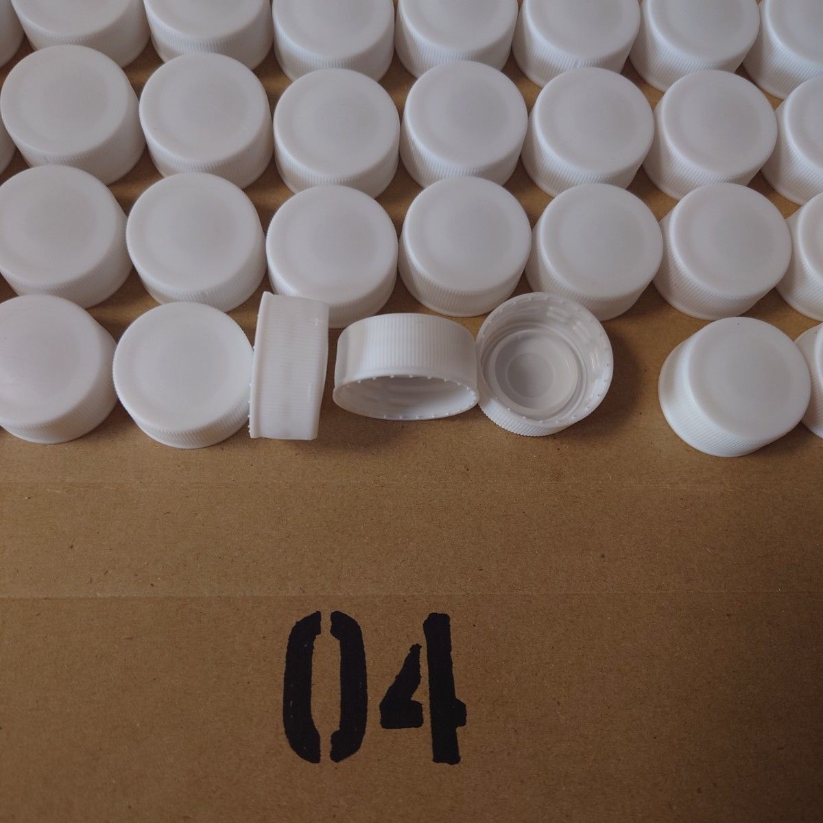 (4)ペットボトルキャップ70個From AQUA天然水ゼリー タニガワブランド