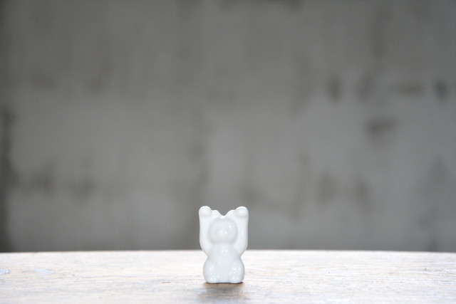 NO.337 古い白磁の小さな招き猫 両手 4センチ 検索用語→A50g昭和レトロビンテージオブジェ縁起物郷土玩具置物オブジェの画像1