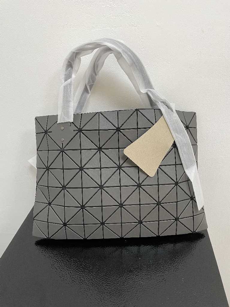 BAO BAO ISSEY MIYAKE バオバオ イッセイミヤケ ハンドバッグ ショルダーバッグ 中古 ■ ポリエステル ■ グレー ■ JZ 2の画像1