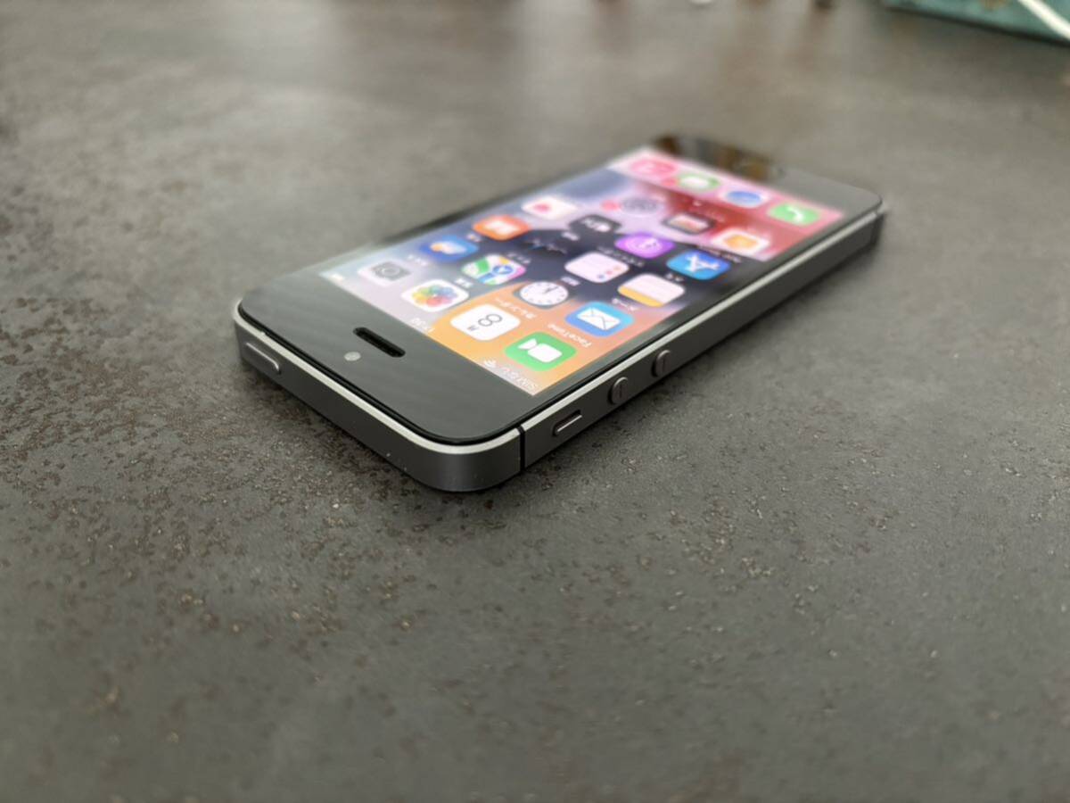 iPhone SE 32GB 第一世代 スペースグレー アイフォン Apple アップル SIMロックなしの画像4