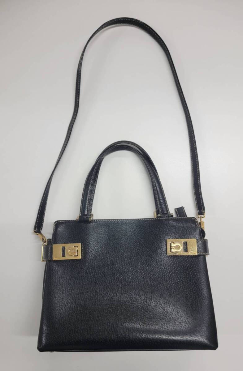 ★サルヴァトーレフェラガモ ガンチーニ 2WAYショルダー・ハンドバッグ 黒×ゴールド レザー Salvatore Ferragamo AQ-21 1826【中古】の画像2