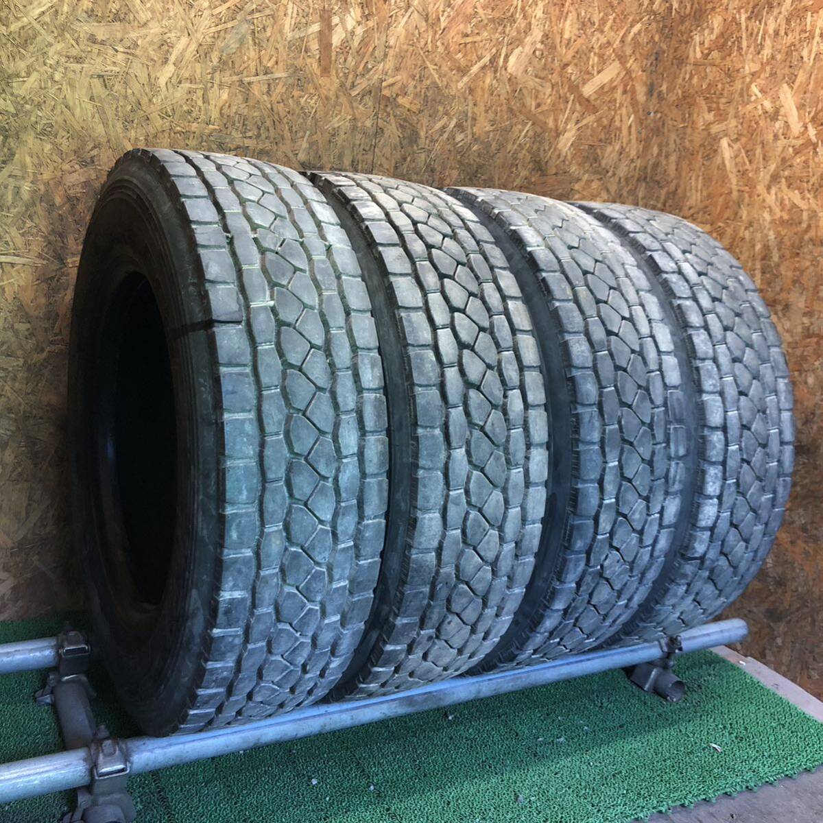 再生タイヤ　BS　ECOPIA　M81C-210パターン　245/70R19.5　136/134J　極上バリ山4本価格　E-211　福岡　★引取り大歓迎★格安スタート★_画像2