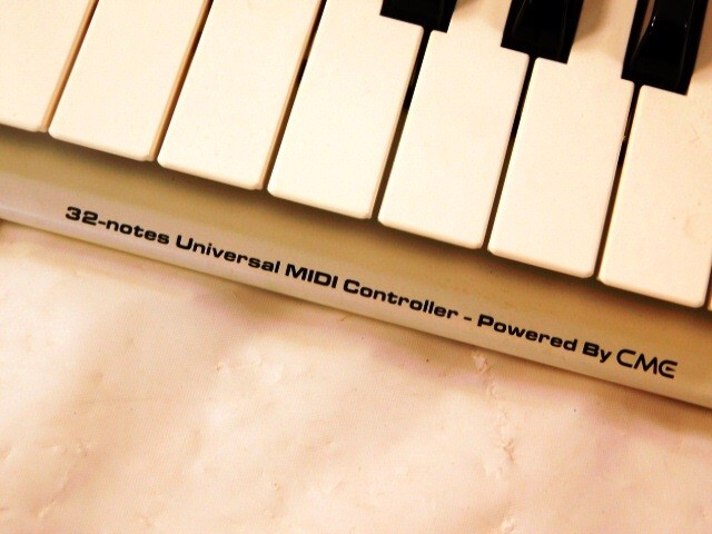 Y30★Arturia /キーボードコントローラー/32-Key Universal MIDI Controller/powerd By CME/未確認ジャンク/送料870円〜の画像2