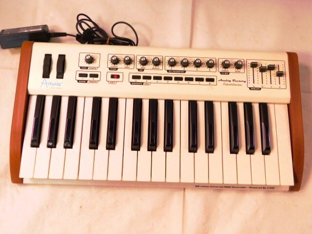Y30★Arturia /キーボードコントローラー/32-Key Universal MIDI Controller/powerd By CME/未確認ジャンク/送料870円〜の画像1