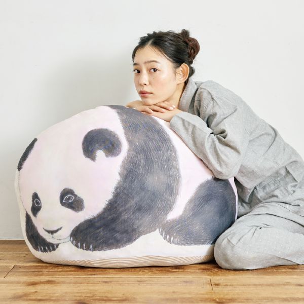 z 200 本物みたいな子パンダと寝られる 大きく膨らむクッション収納ケース 送料350円の画像1