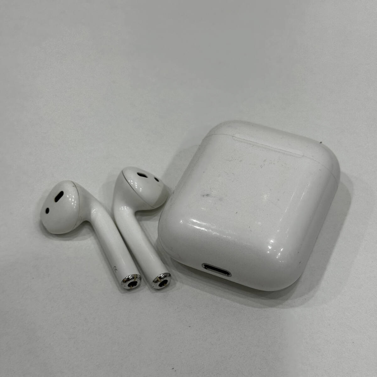 【K-27114】1円～Apple Air Pods 第2世代 現品限り 充電ランプ確認済み イヤホン ワイヤレス アップル Bluetoothの画像1