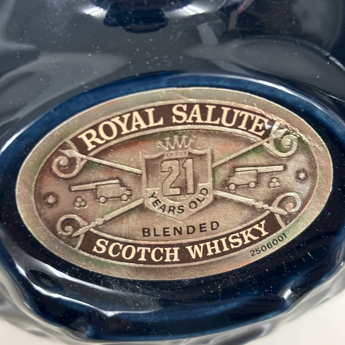 【K-28126 】W未開栓 ROYAL SALUTE ロイヤルサルート21年 スコッチウイスキー 青陶器 750ml 43% 1330gの画像5