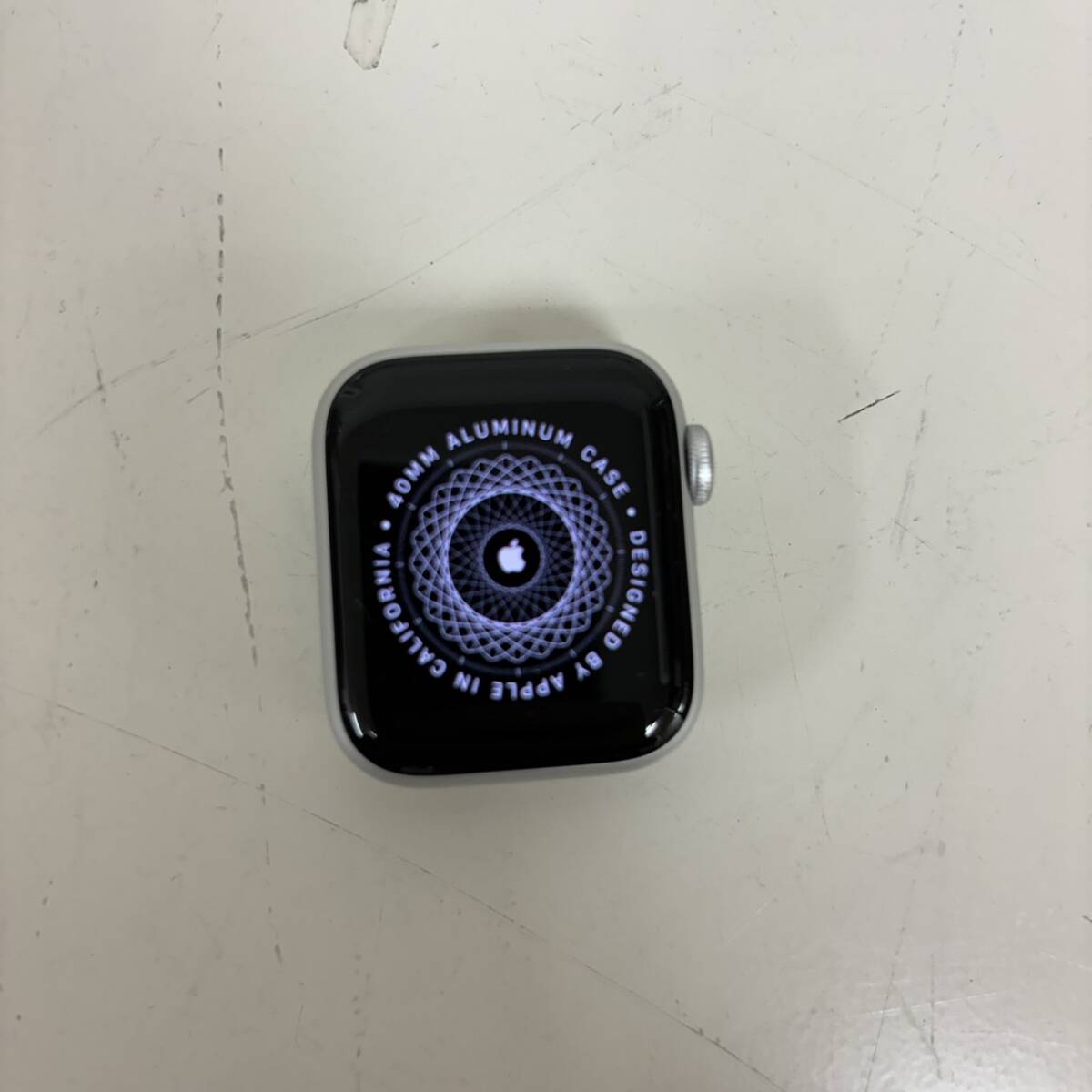 【K-26883】Apple WatchSE 40mm GPSモデル MNL93J/A 箱ケーブルバンドあり 通電動作確認済の画像3