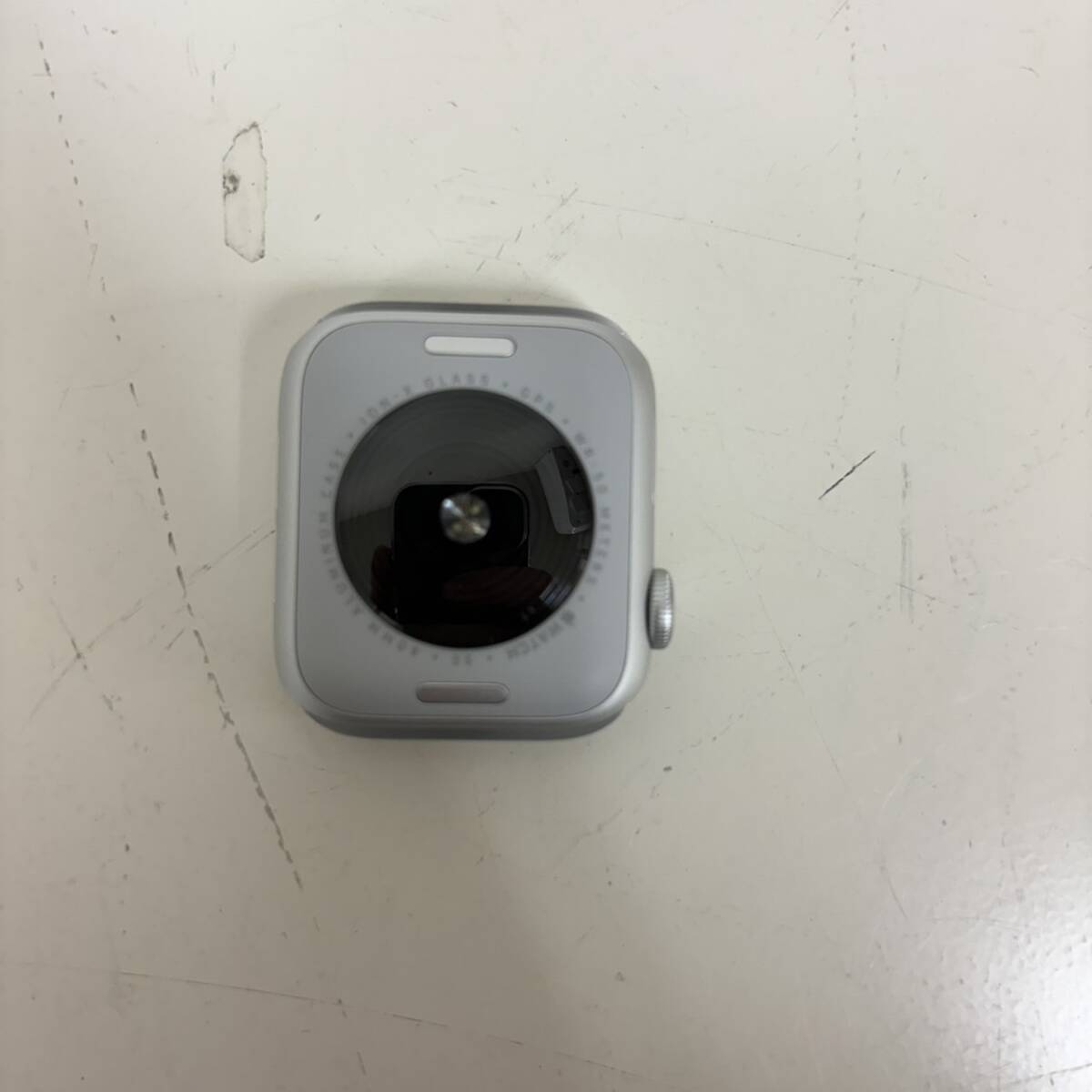 【K-26883】Apple WatchSE 40mm GPSモデル MNL93J/A 箱ケーブルバンドあり 通電動作確認済の画像4