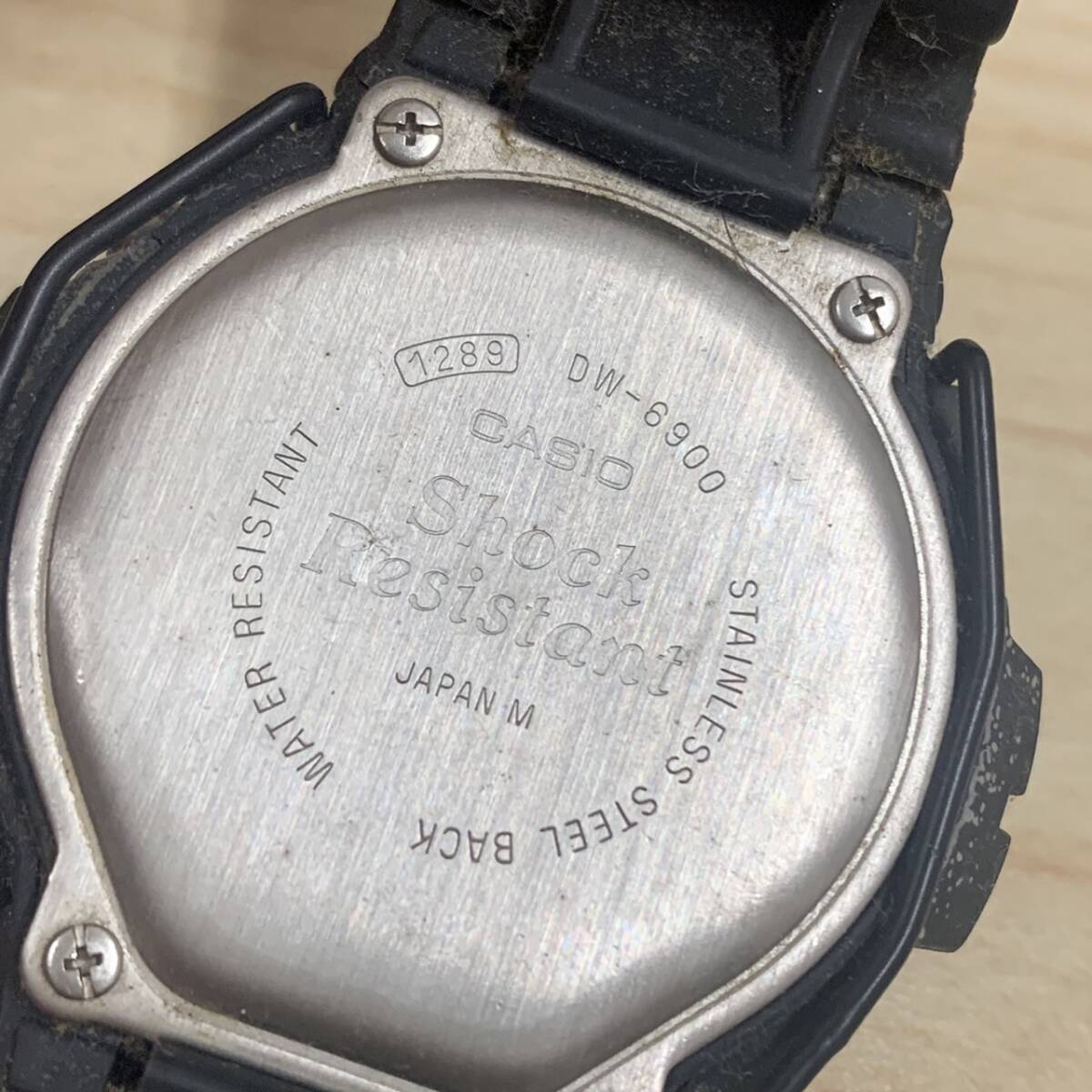 【N-19319】1円スタート G-SHOCK DW-6900 デジタル文字盤 腕時計 ブラック メンズ クォーツ 不動品 中古品 経年劣化有_画像5