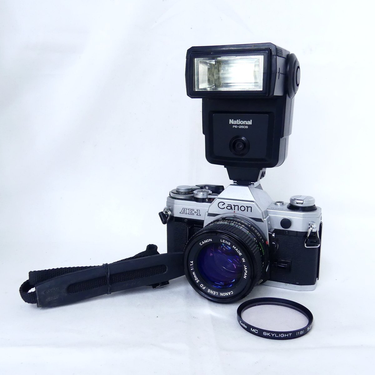 Canon キャノン AE-1 + FD 50mm F1.4 フィルムカメラ、National PE-250S ストロボ 現状品 USED /2404Cの画像1