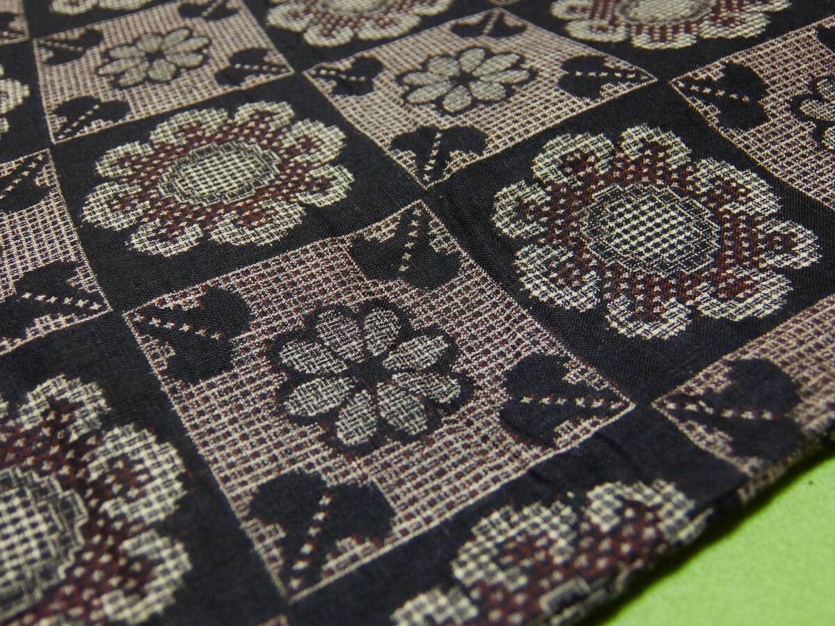 大島紬　黒と茶の四角形に花と葉のモチーフ_画像3
