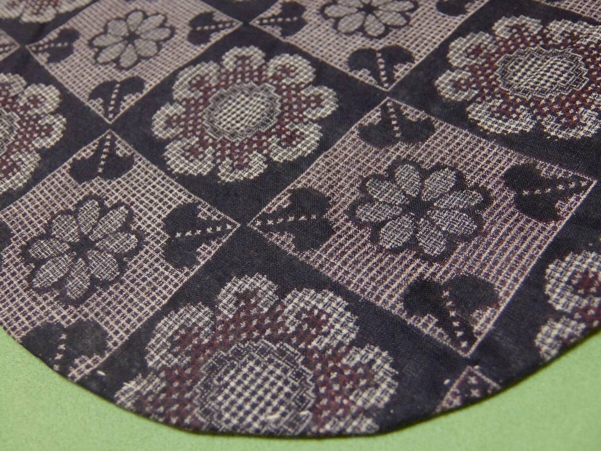 大島紬　黒と茶の四角形に花と葉のモチーフ_画像6