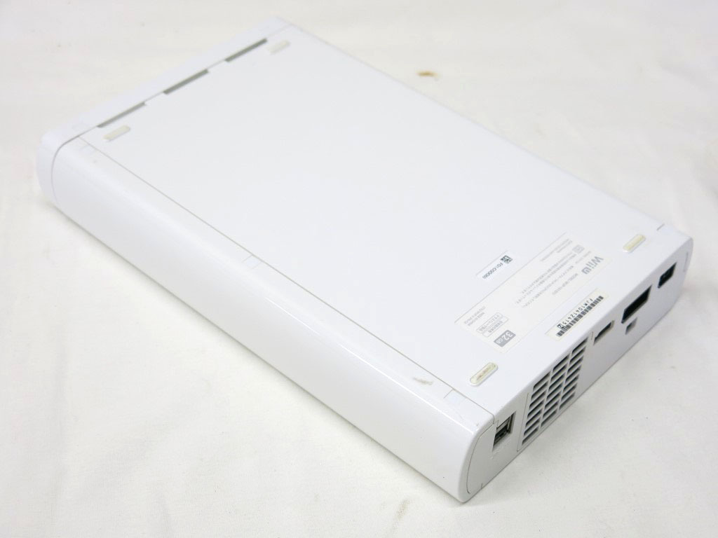 04K191 ニンテンドー [Wii U] 32GB [WUP-101] 本体のみ 通電まで確認 部品取りなどに 現状 売り切り_画像4