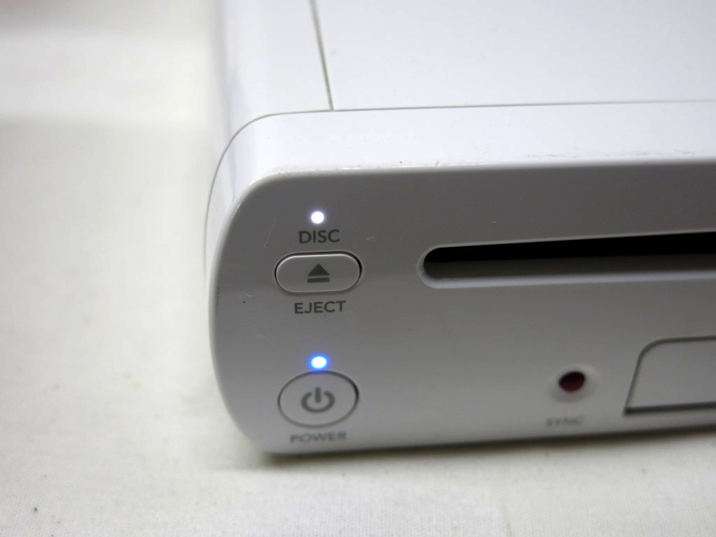 04K191 ニンテンドー [Wii U] 32GB [WUP-101] 本体のみ 通電まで確認 部品取りなどに 現状 売り切り_画像2