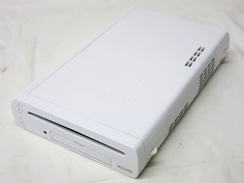04K191 ニンテンドー [Wii U] 32GB [WUP-101] 本体のみ 通電まで確認 部品取りなどに 現状 売り切り_画像1