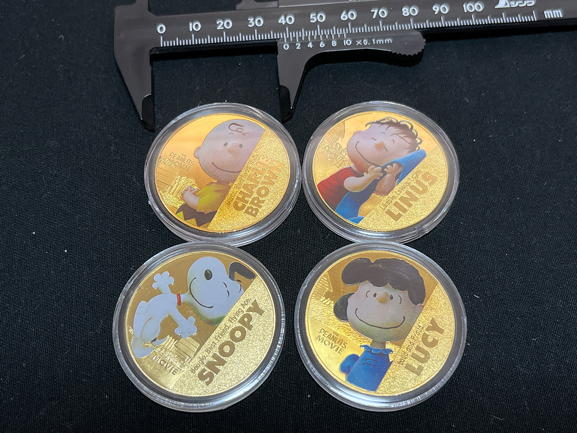 【X223】収蔵品出 2020年 エリザベスⅡスヌービ、ライナス、ルーシー、チャーリー 記念金貨 カラーコイン メダル 4枚セット美品の画像1