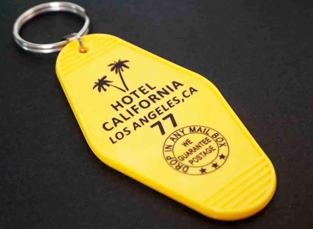  《70S風US黄鍵札》『CALIFORNIA HOTEL KEY HOLDER #77』プラスチック製　キーホルダー《アメ車》 ■ホテル キーホルダー カリフォルニア 