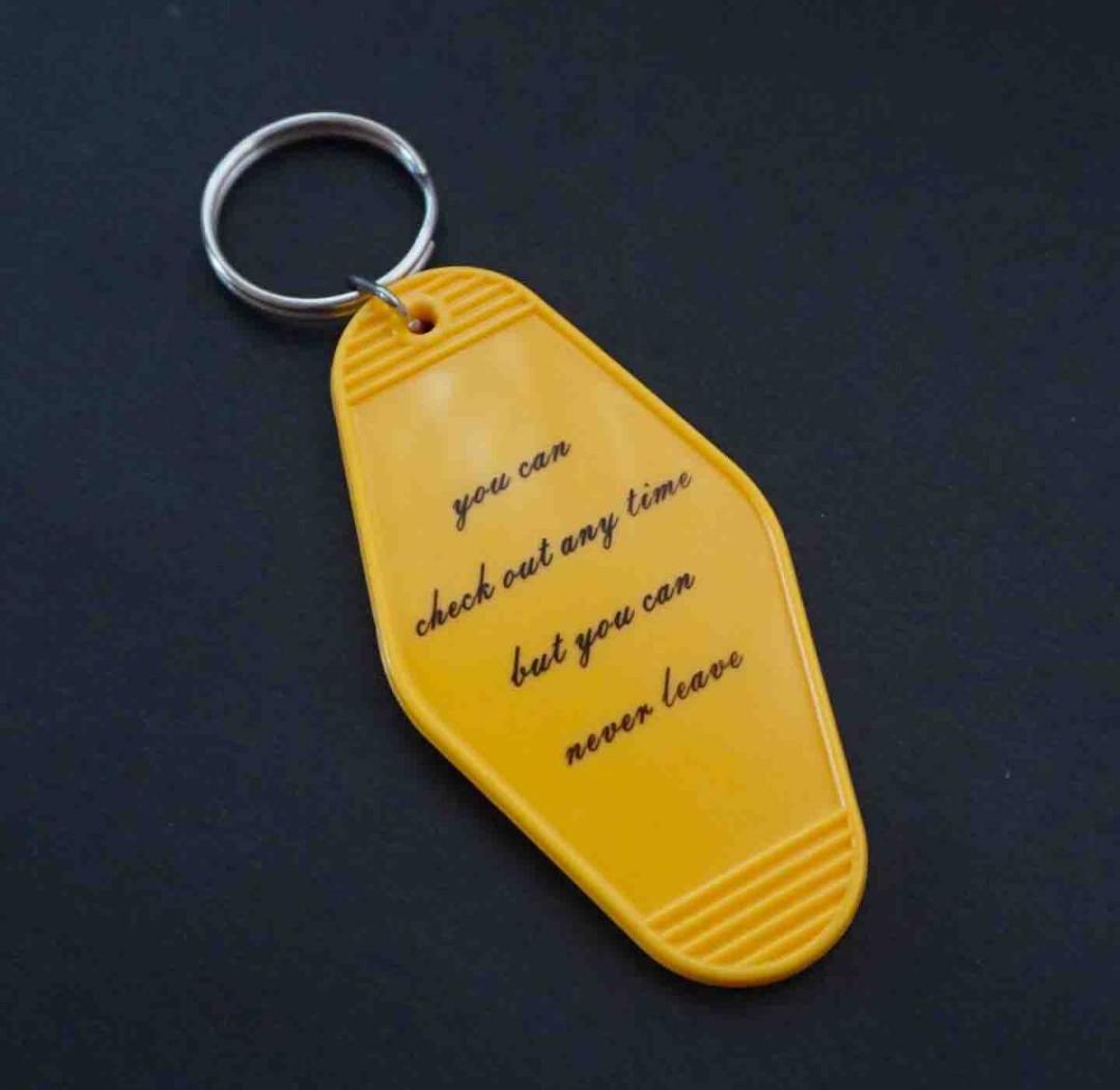  《70S風US黄鍵札》『CALIFORNIA HOTEL KEY HOLDER #77』プラスチック製 キーホルダー《アメ車》 ■ホテル キーホルダー カリフォルニア の画像3