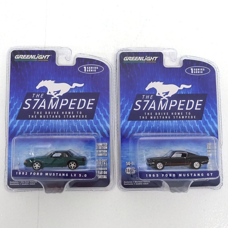 ★未開封★グリーンライト ミニカー STAMPEDE SERIES 2台セット (1992 FORD MUSTANG LX5.0/1965 Ford Mustang GT/ミニカー)★【TY726】の画像1