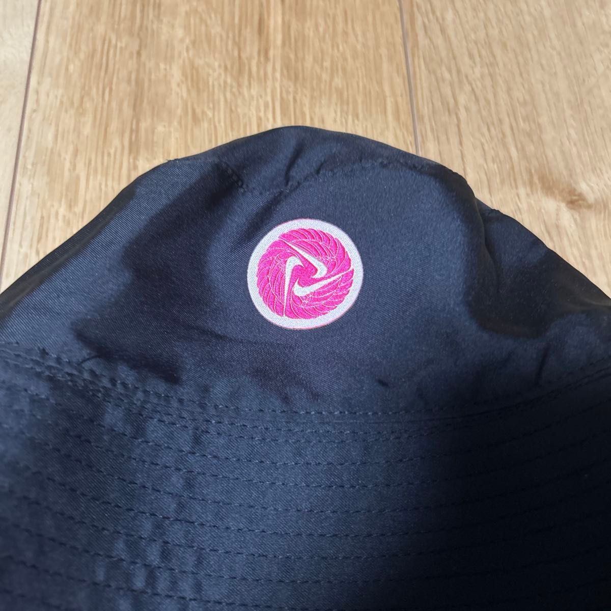 NIKE ナイキ　帽子　バケットハット　バケハ　リバーシブル　黒　カラフル　ピンク　個性的　ポップ　キャップ　ブラック