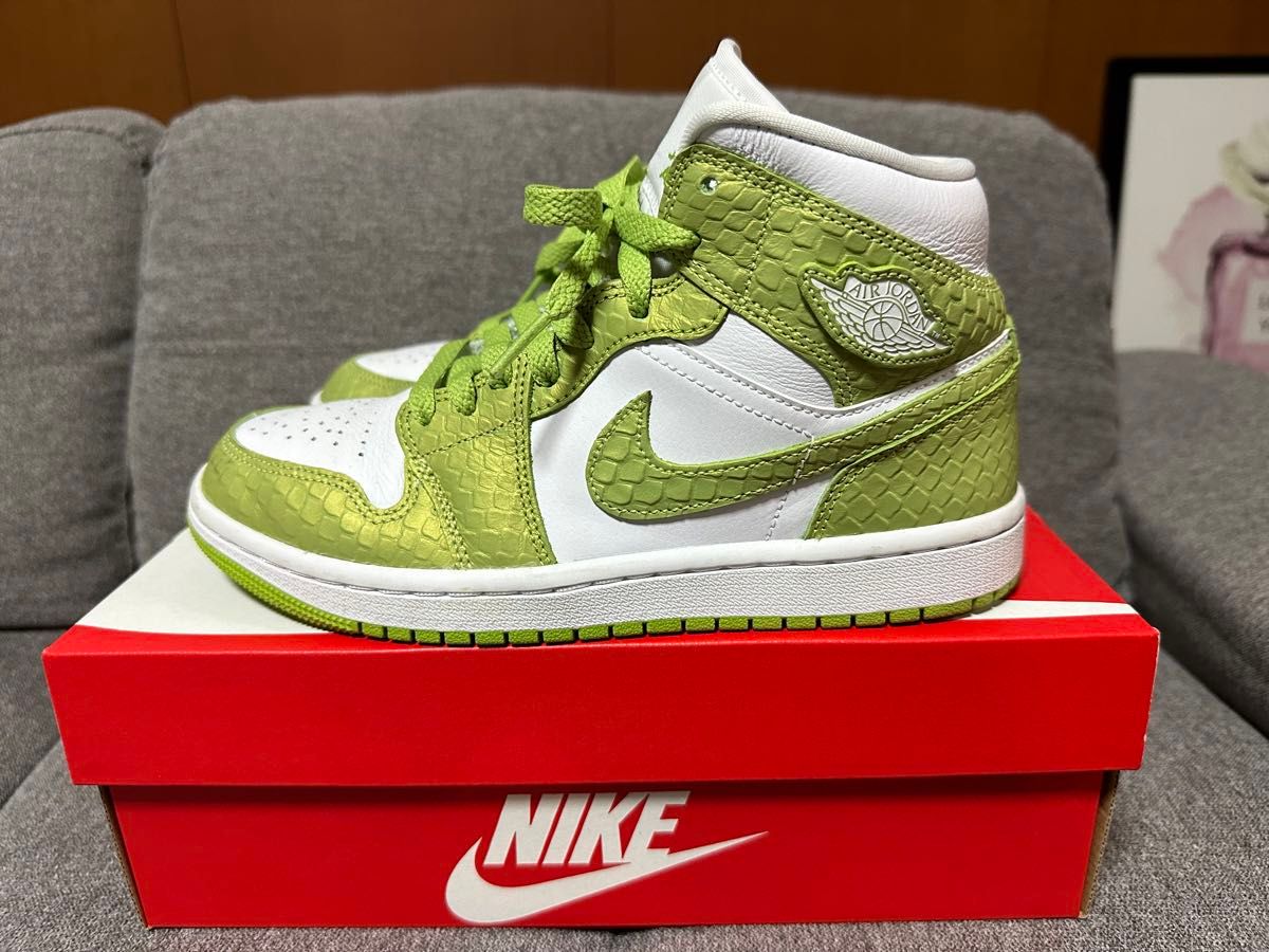 Nike WMNS Air Jordan 1 Mid SE "Vivid Green Snakeskin"   23.5センチ