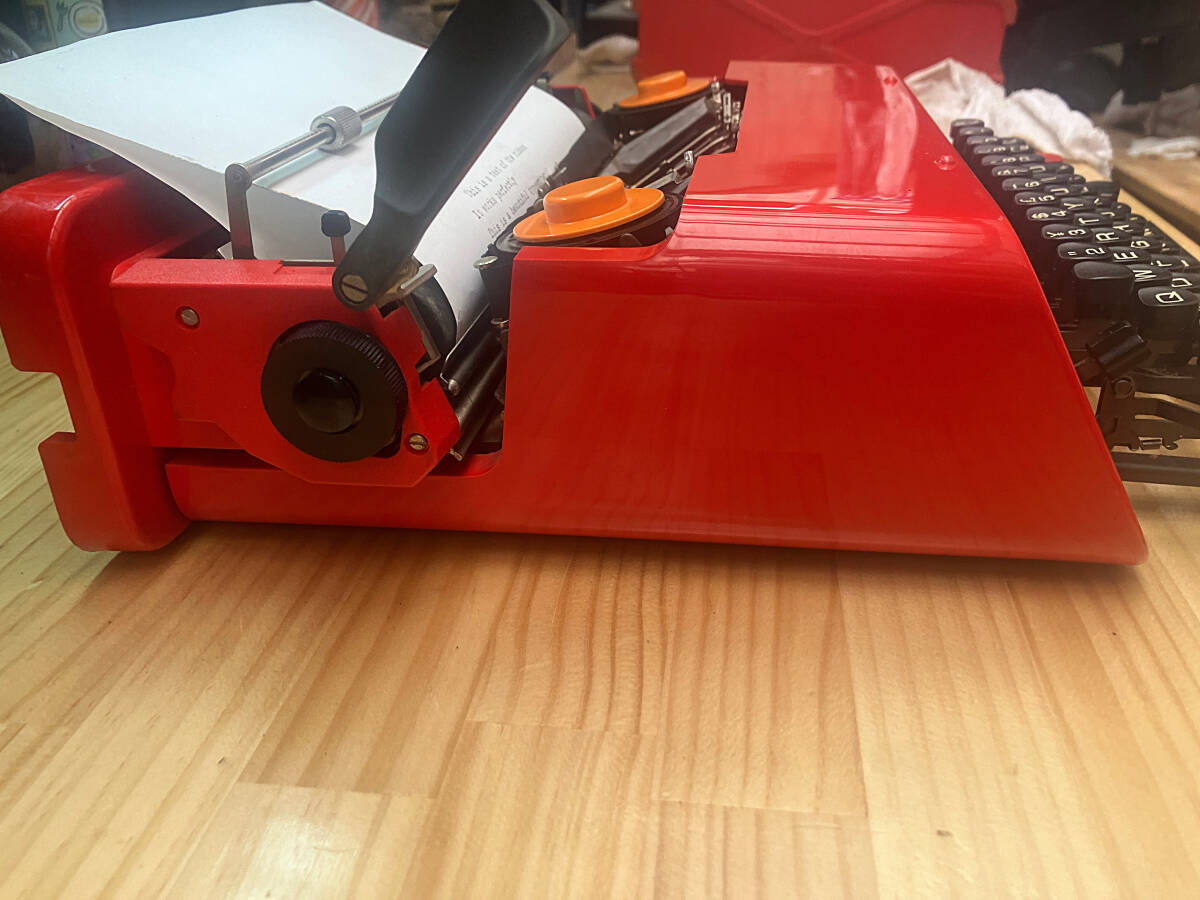 Olivetti Valentine イタリアのヴィンテージ・タイプライター。素晴らしいコンディション。完璧に動作する。の画像3