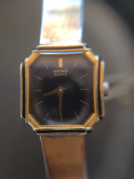*3426 SEIKO セイコー 1400-798A QUARTZ クォーツ ゴールドカラー ブラック文字盤 レディース腕時計 不動 箱なし 長期保管品の画像4