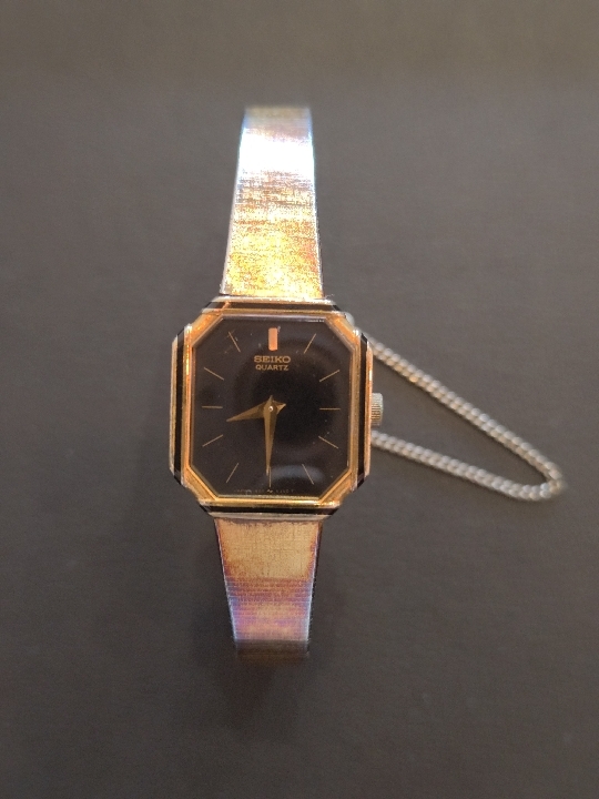 *3426 SEIKO セイコー 1400-798A QUARTZ クォーツ ゴールドカラー ブラック文字盤 レディース腕時計 不動 箱なし 長期保管品の画像1