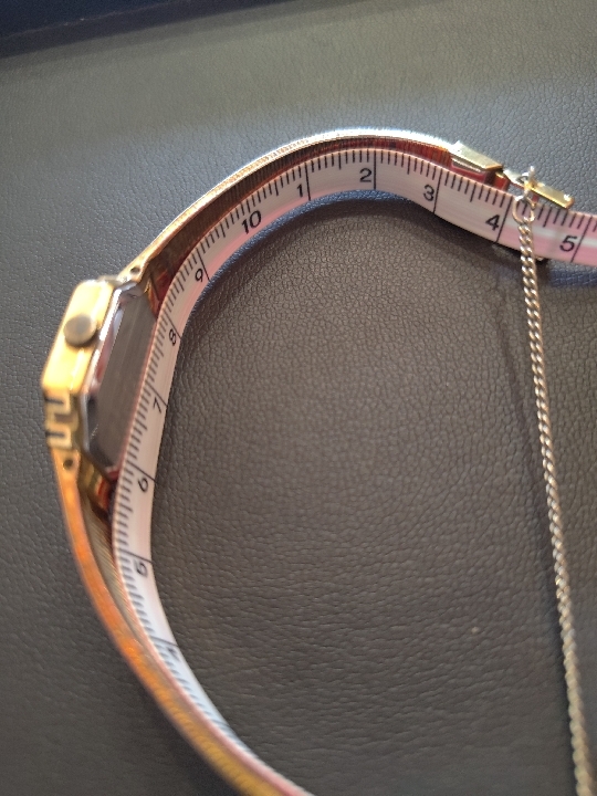 *3426 SEIKO セイコー 1400-798A QUARTZ クォーツ ゴールドカラー ブラック文字盤 レディース腕時計 不動 箱なし 長期保管品の画像9