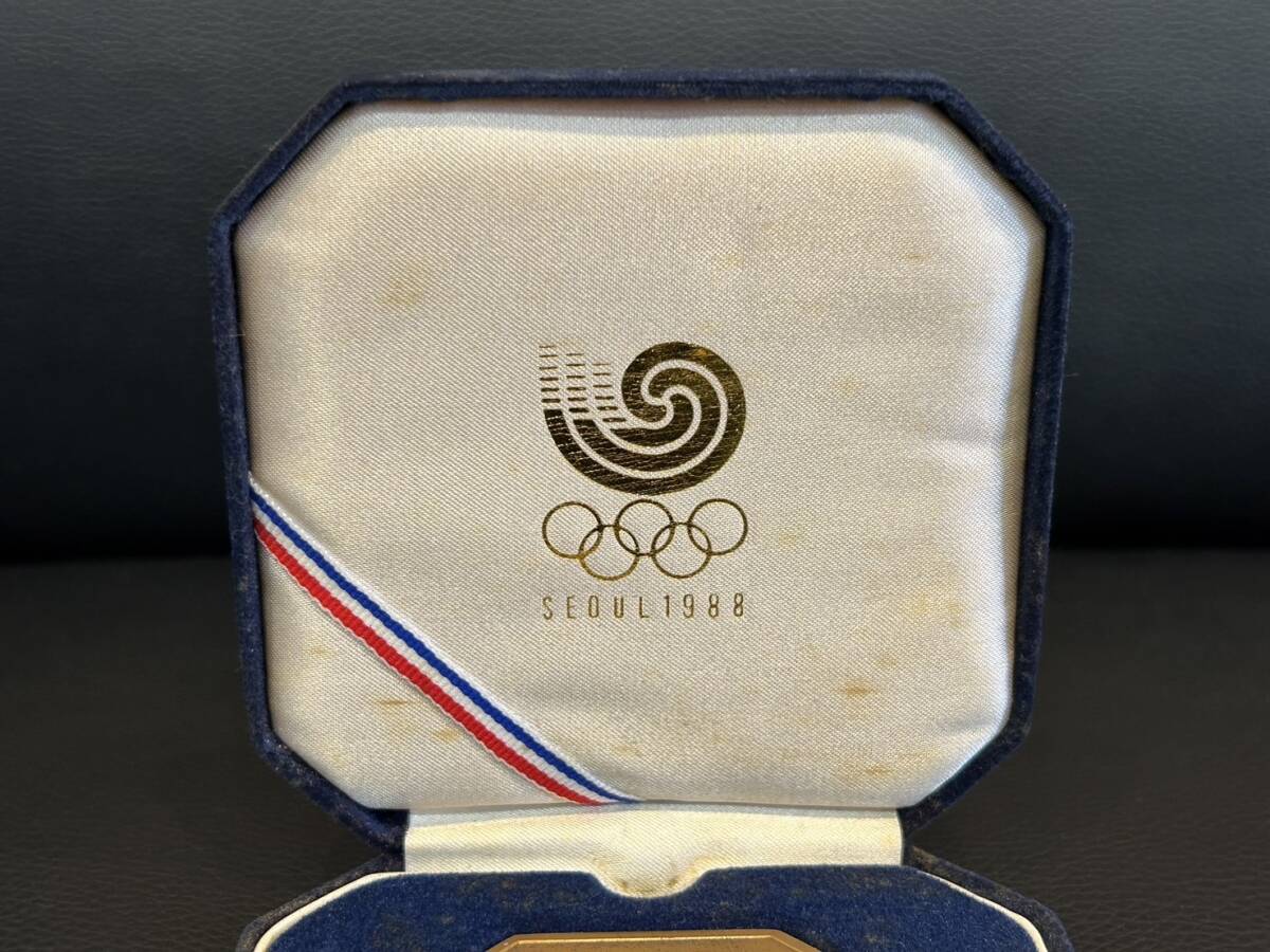 韓国 ソウルオリンピック 記念メダル 1988年 XXIVTH OLYMPIAD SEOUL 八角形 プレート 馬術 ケース付きの画像6